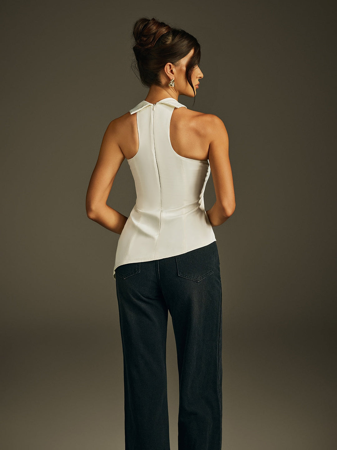 Top z kwiatowym dekoltem typu halter Izzar 