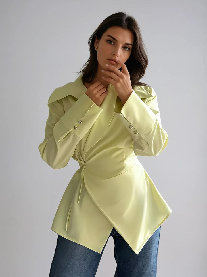 Asymetryczny top Kavita z kołnierzykiem składanym