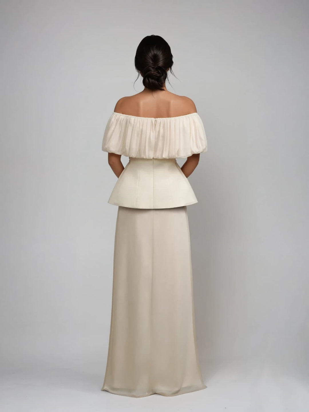 Spódnica Naelthis z odkrytymi ramionami i marszczeniami